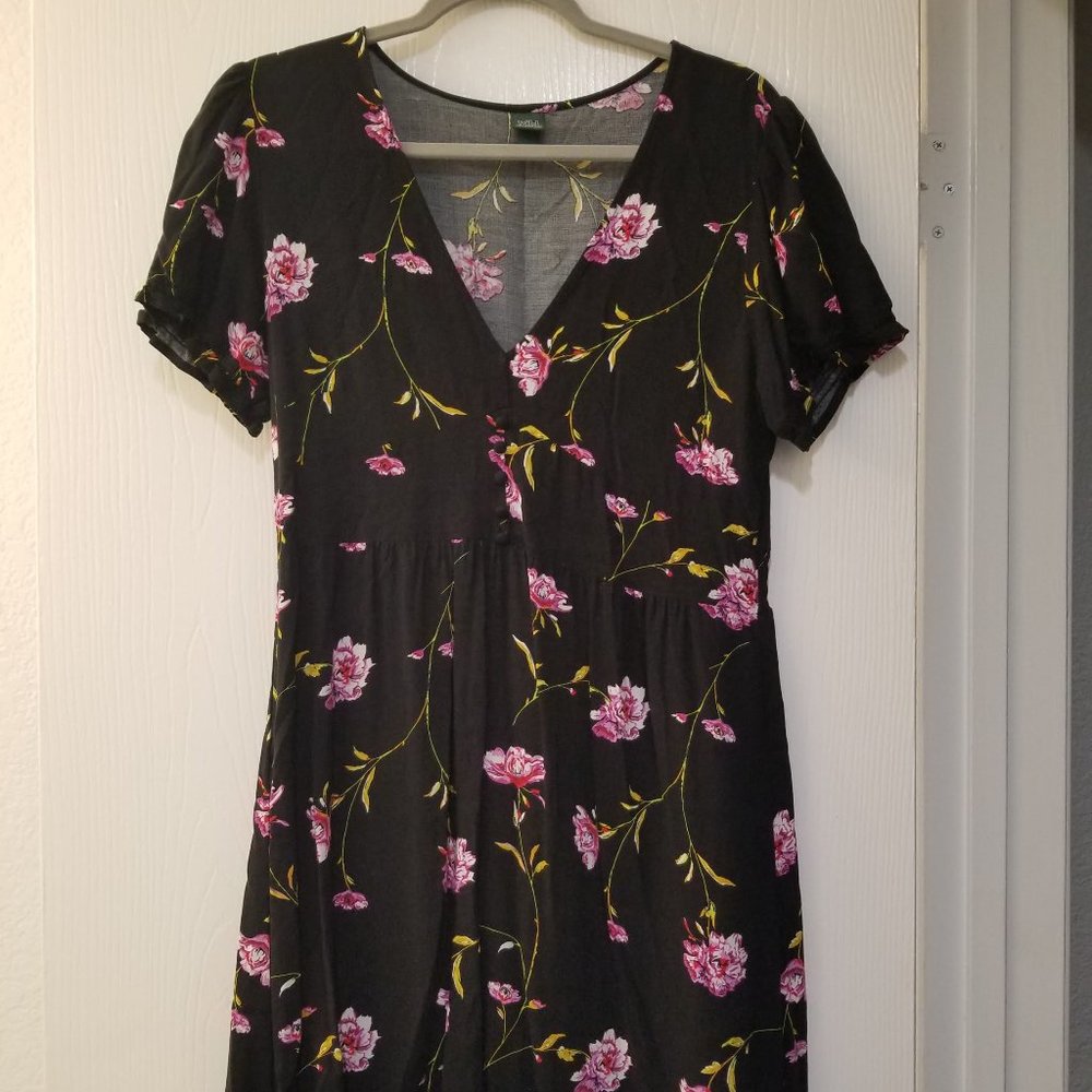 Black floral juniors short sleeve v-neck dress